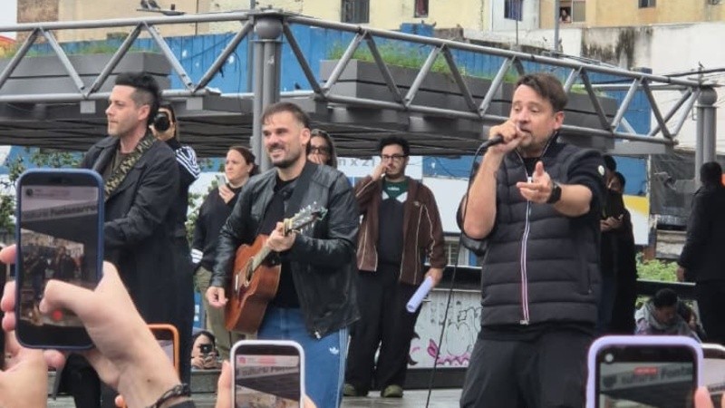 Tan Biónica sorprendió a todos tocando en el centro de Rosario