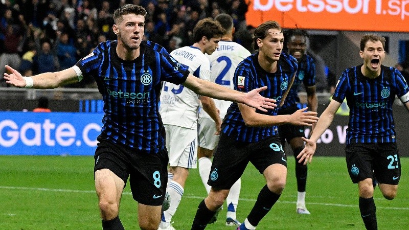 Milan (Italy), 21/04/2026.- Inter Milan’s midfielder Petar Sucic (L) celebrates after scoring a goal during the Italian Coppa Italia cup semi-finals 2nd leg match Internazionale Milano against Como 1907, in Milan, Italy, 21 April 2026. (Italia) EFE/EPA/Daniel Dal Zennaro