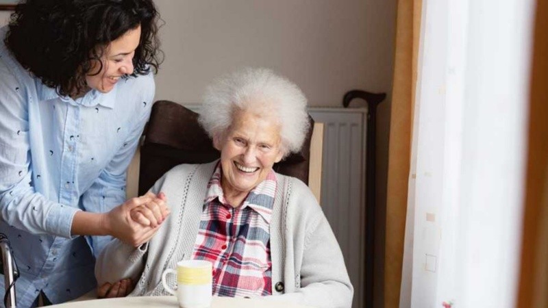 Los cuidados comprenden todas las actividades que ayudan a mantener o mejorar el funcionamiento de la persona y compensar la pérdida de capacidades.