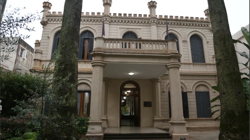 En Maristas, en bulevar Oroño al 700, se encontró una mensaje en un baño junto con un cartucho calibre 9 milímetros.