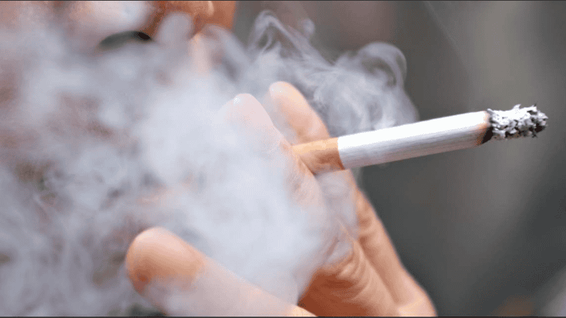 El Parlamento británico aprueba una ley histórica que prohíbe de por vida la venta de tabaco a generaciones nacidas desde 2009.