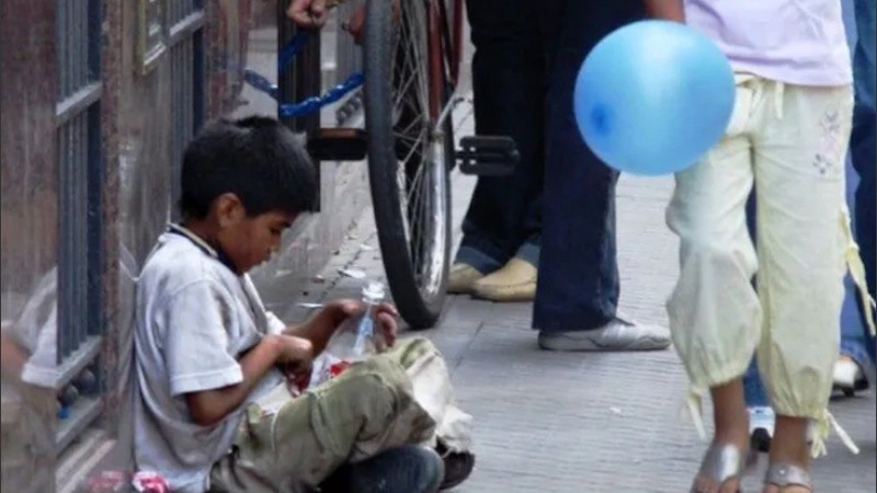 Un análisis de la institución también advirtió que la indigencia se ubicó en el 10,7% y que cerca del 30% no come regularmente.