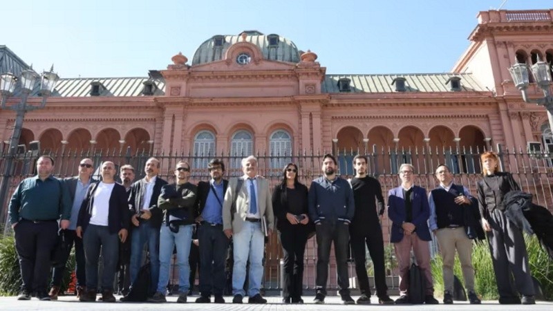 Algunos de los periodistas acreditados a los que se les prohibió el ingreso a la Casa Rosada.