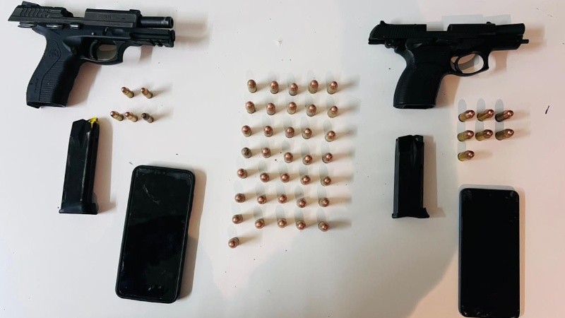 Las dos pistolas que tenían los pasajeros.