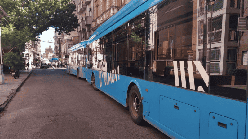 La fila de coches de la línea K frenadas por el corte de tránsito tras el accidente en el centro. (Foto: Alan Monzon / Rosario3)
