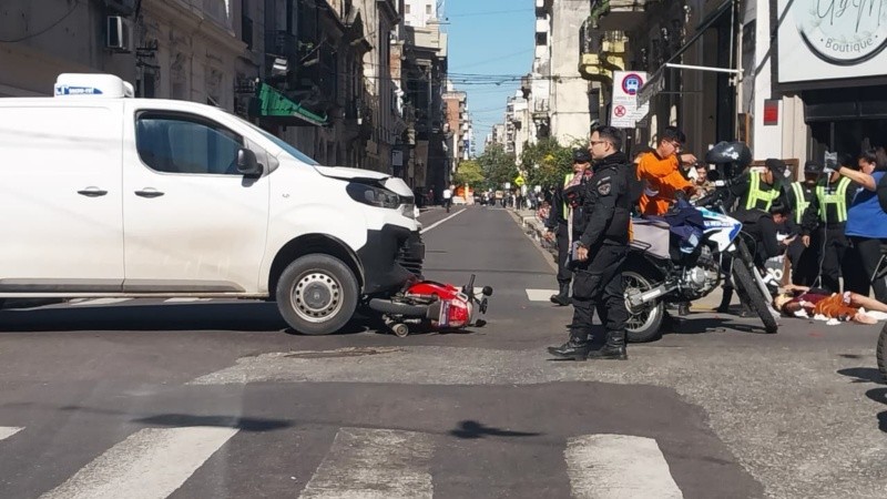 El utilitario marca Citroën embistió a la moto en el cruce de las calles Laprida y San Juan.