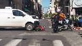 El utilitario marca Citroën embistió a la moto en el cruce de las calles Laprida y San Juan.