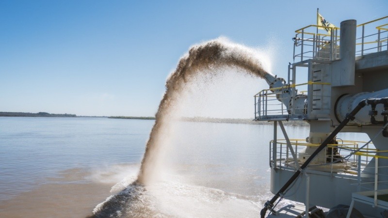 La licitación plantea profundizar el dragado del río Paraná a 40 pies y hasta 44, por etapas.