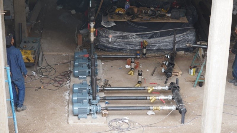 En el subsuelo se monta el sistema hidráulico clave para el funcionamiento del edificio.