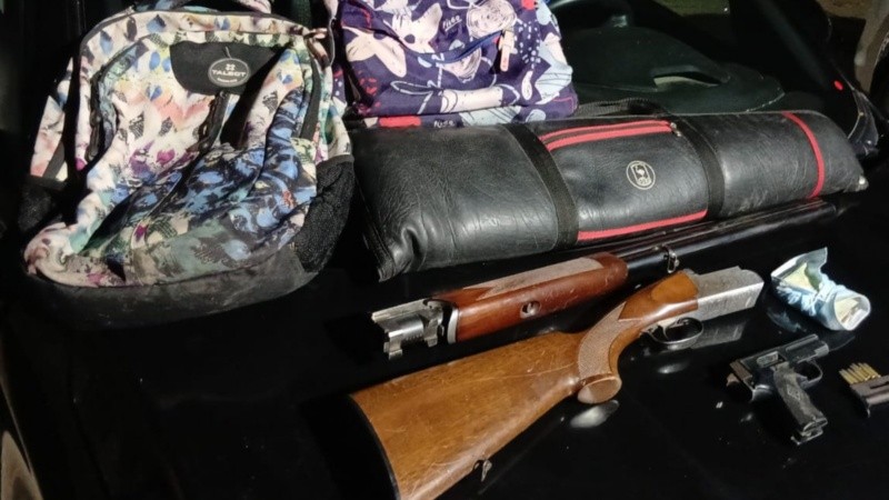 Los detenidos robaron un arma de fuego y dinero (foto: Comando Radioeléctrico).