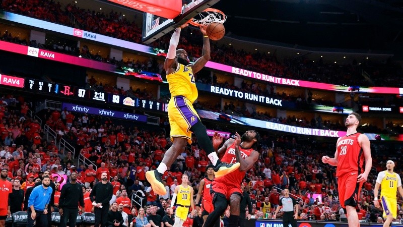 LeBron James lideró una nueva victoria de los Lakers.