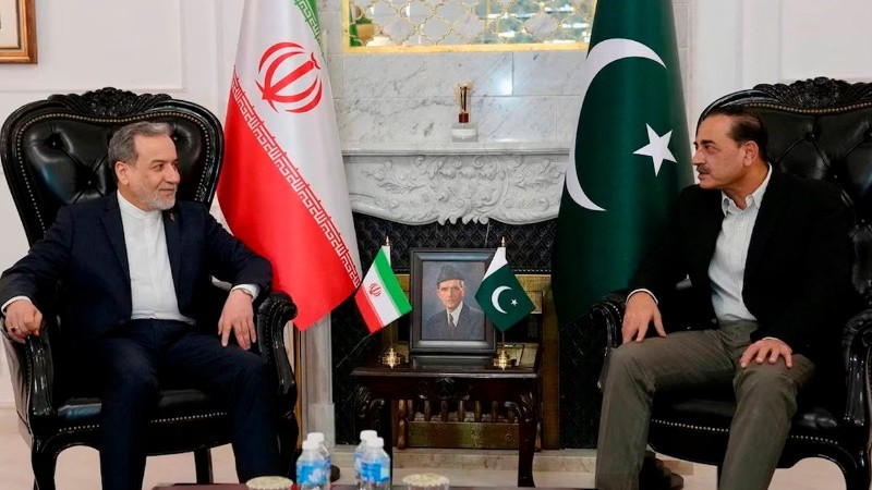 El ministro de Asuntos Exteriores iraní, Abbas Araqchi, se reúne con el jefe del ejército pakistaní