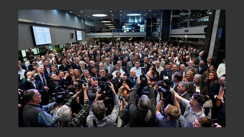 El recinto de operaciones de la Bolsa de Rosario, a full