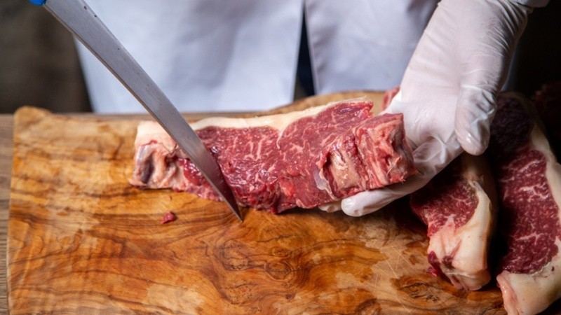 El consumo de carne vacuna cayó cinco kilos por persona durante el último año por la suba de precios.