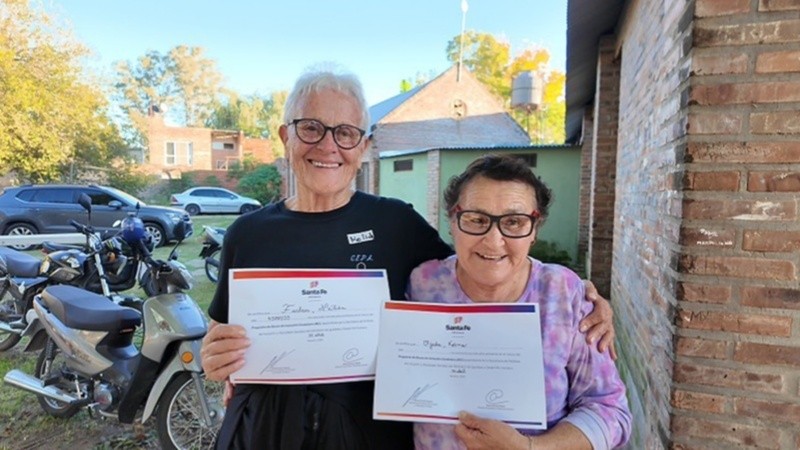 Adultos que crecieron sin letras hoy pueden nombrar el mundo con su propia voz.