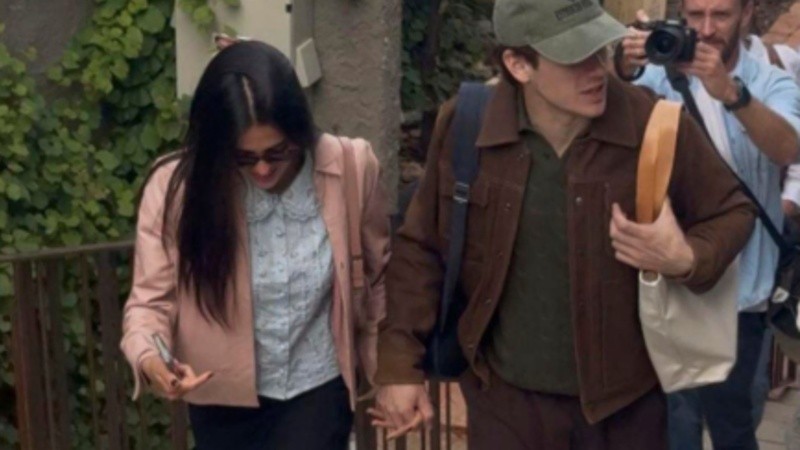 El piloto caminando de la mano de la actriz