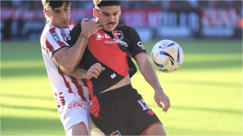 Cóccaro volvió a ser titular en la delantera rojinegra.