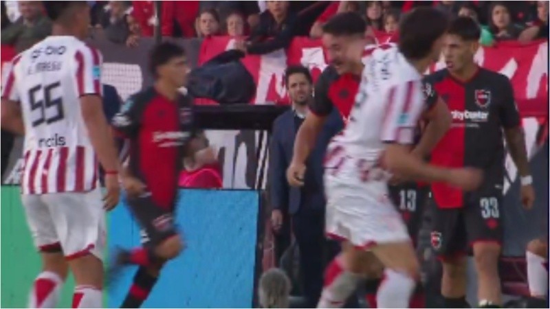 El impacto del jugador de Instituto con el puño en la cabeza de Cóccaro.