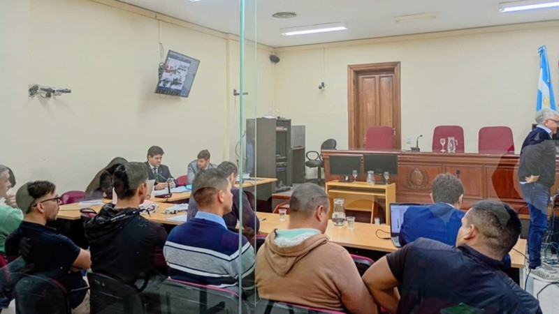 Los gendarmes imputados (de espaldas) durante la audiencia.&nbsp;(Foto: C. González / MPF)