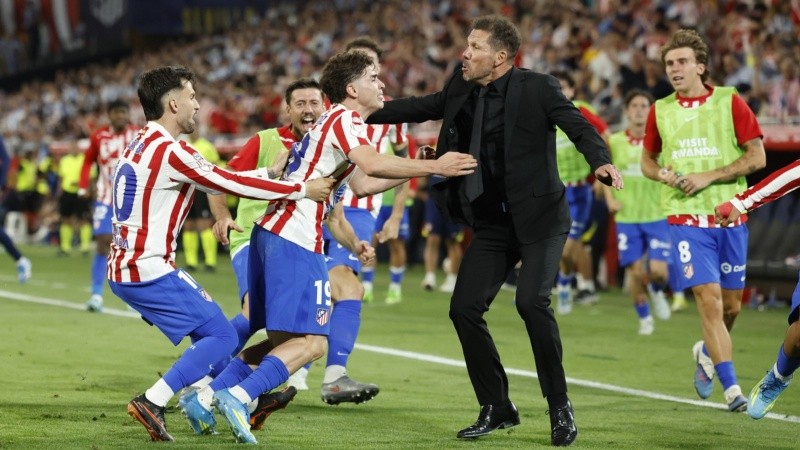 El Aleti de Simeone y Julián Álvarez, otra vez protagonista de la definición. (EFE)