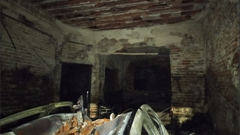 Imagen del destrozo que causó el avance del fuego en la casa.