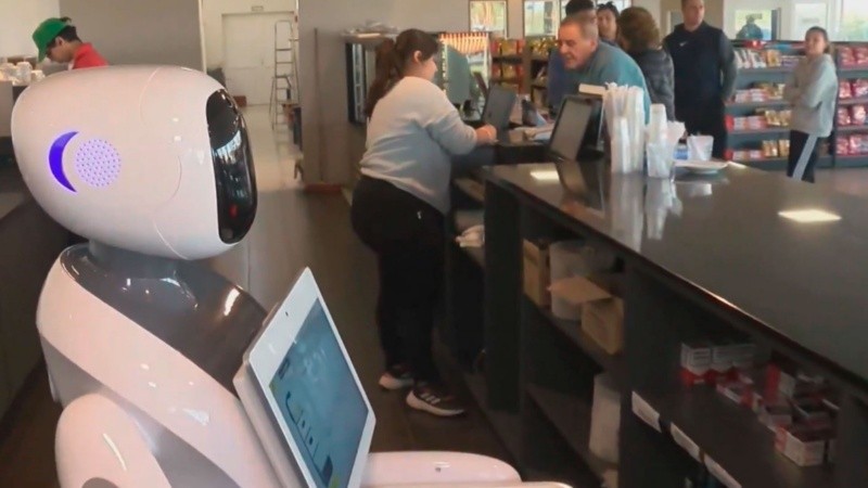 Dos robots sorprendieron a los clientes en una estación de servicio en Roldán.