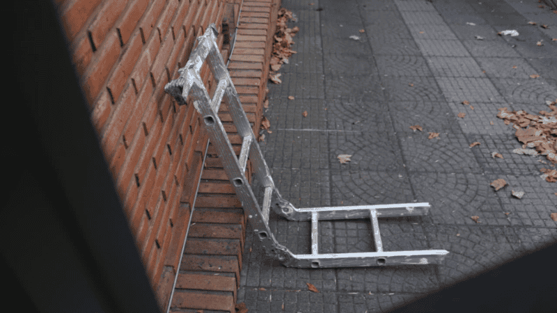 Otra parte de la escalera quedó sobre el ingreso con pendiente a la cochera de la casa, donde habría caído el hombre. (Foto: Alan Monzón / Rosario3)