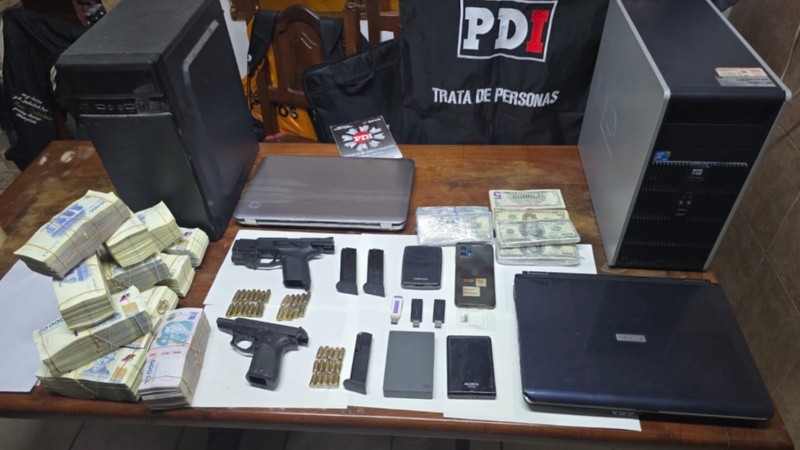 Armas con documentación vencida, dinero, cartuchos y otros elementos en Santa María de Oro al 200 bis, en Rosario.