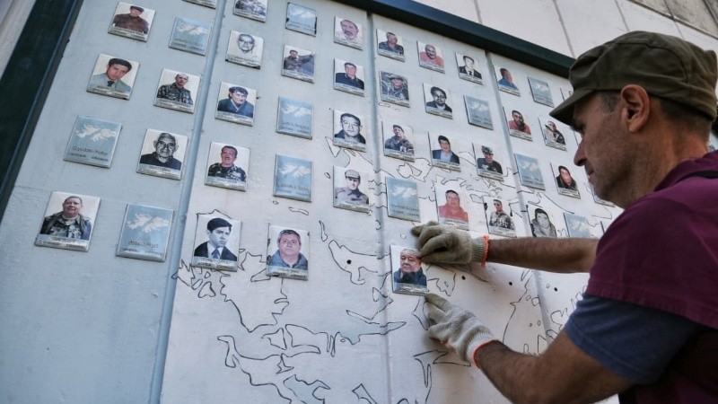 Este martes se colocaron las nuevas placas en el memorial que está en el Paseo de los Ilustres.