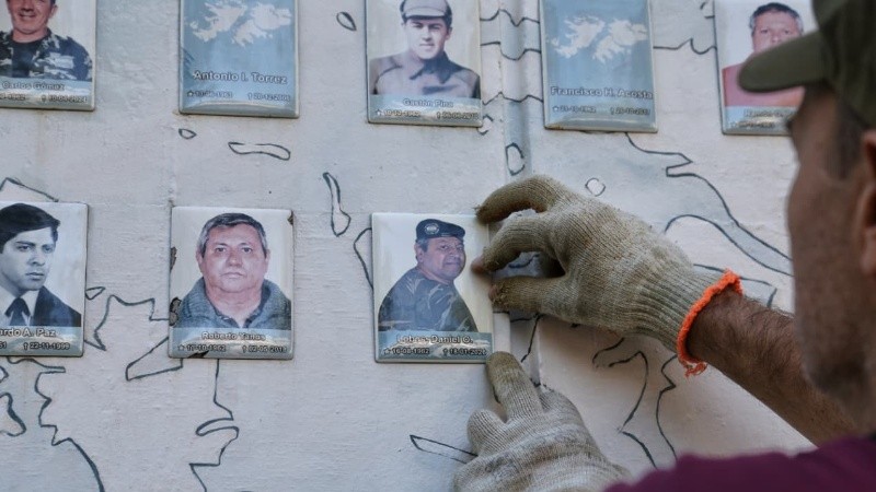 Este martes se colocaron las nuevas placas en el memorial que está en el Paseo de los Ilustres.