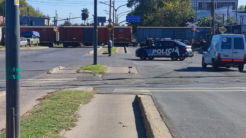 Caos de tránsito en la zona oeste de Rosario por un tren que quedó varado.