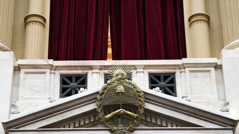 Adorni expondrá con un palco lleno de autoridades y dirigentes libertarios.