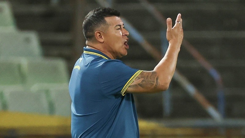 AMDEP4070. CARACAS (VENEZUELA), 28/04/2026.- El entrenador de Rosario Central, Jorge Almirón, reacciona en un partido de la fase de grupos de la Copa Libertadores entre Universidad Central y Rosario Central este martes, en el estadio Olímpico de la UCV en Caracas (Venezuela). EFE/ Miguel Gutierrez