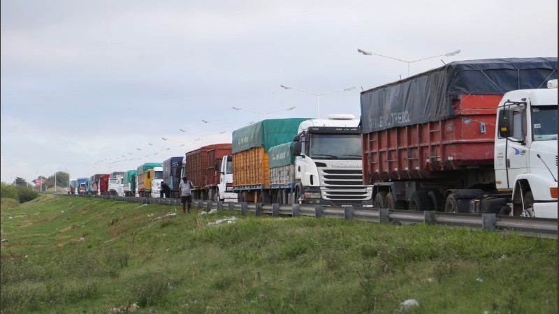 Imagen de archivo de una jornada de cosecha con embotellamiento de camiones en las rutas.