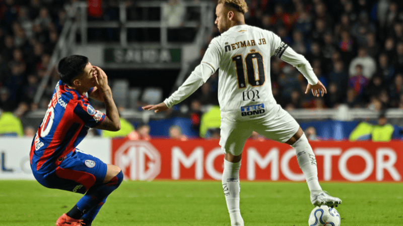 Neymar lució la 10 del Santos en el Nuevo Gasómetro contra San Lorenzo.