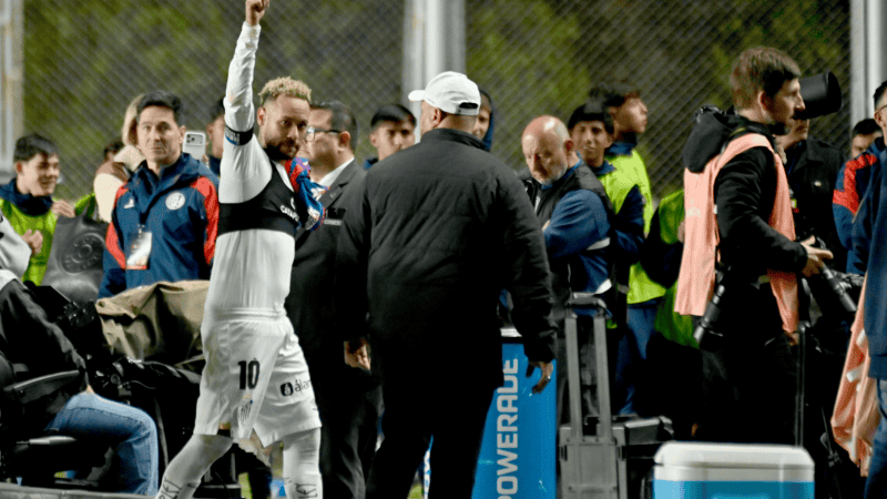 Neymar lució la 10 del Santos en el Nuevo Gasómetro contra San Lorenzo.