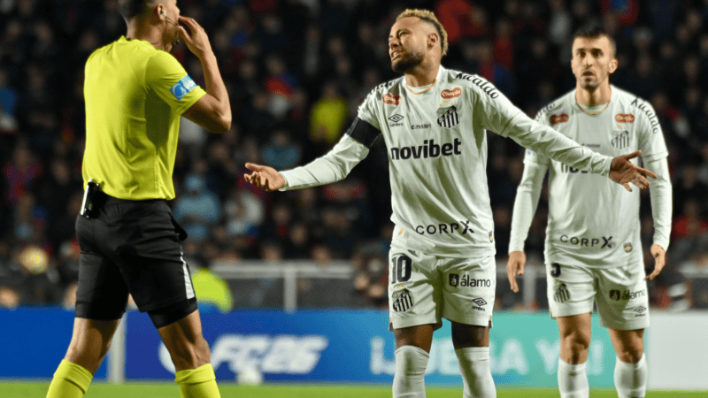 Neymar lució la 10 del Santos en el Nuevo Gasómetro contra San Lorenzo.