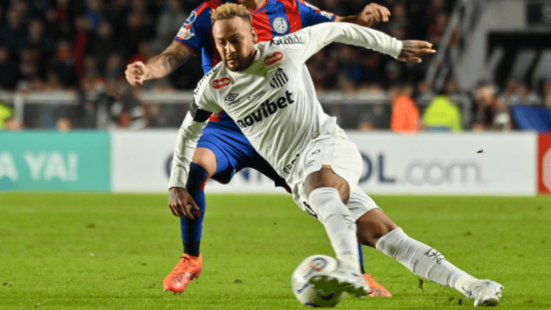 Neymar lució la 10 del Santos en el Nuevo Gasómetro contra San Lorenzo.