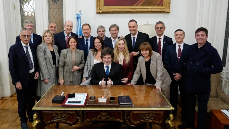 Presidencia de la Nación difundió foto y video del apoyo de todo el gobierno a Manuel Adorni.