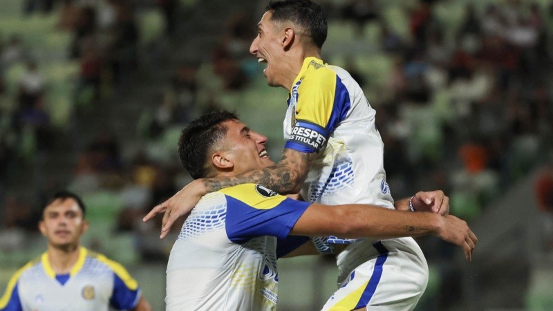 Alegría total: el abrazo de Di María con Véliz tras el primer gol de Fideo en la Copa Libertadores.
