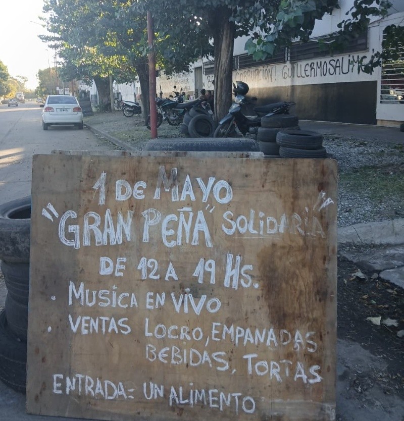 La invitación a la peña en la puerta del frigorífico paralizado desde fines de 2025.