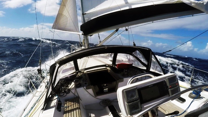 El velero de David en las bravas aguas del océano Atlántic.&nbsp;