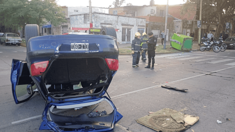Personal policial y de Bomberos trabajando en el lugar.