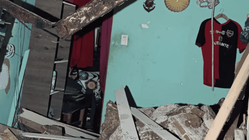Así quedó la habitación donde se precipitó el techo.