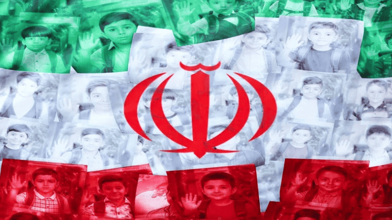 La bandera nacional de Irán, con los retratos de escolares fallecidos en un ataque aéreo estadounidense (EFE)