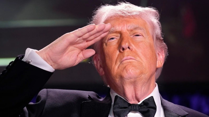 Trump anunció que Estados Unidos garantizará el tránsito por el estrecho de Ormuz de los barcos que quedaron varados por la guerra.
