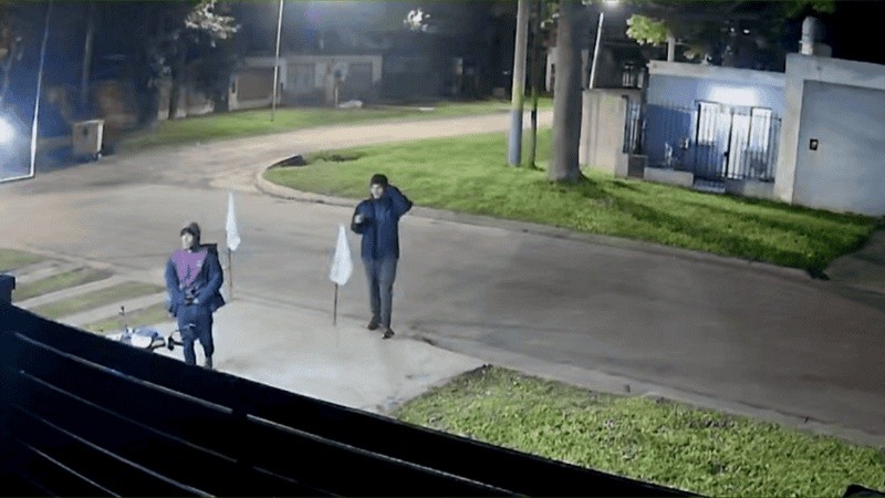 El ingreso de los ladrones al domicilio quedó filmado por cámaras de la cuadra de Los Naranjos al 3000.