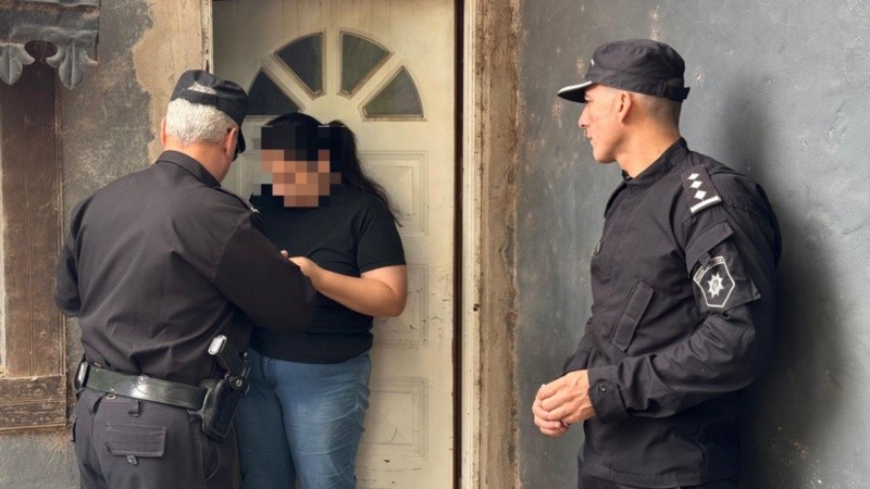 “¿Qué hiciste, no te da vergüenza?”, increpó una abuela a su nieto cuando personal de la Policía de Santa Fe llegó al domicilio.&nbsp;