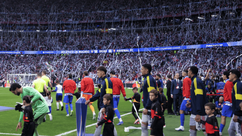 La emocionante salida para el partido de ida en España. (EFE)