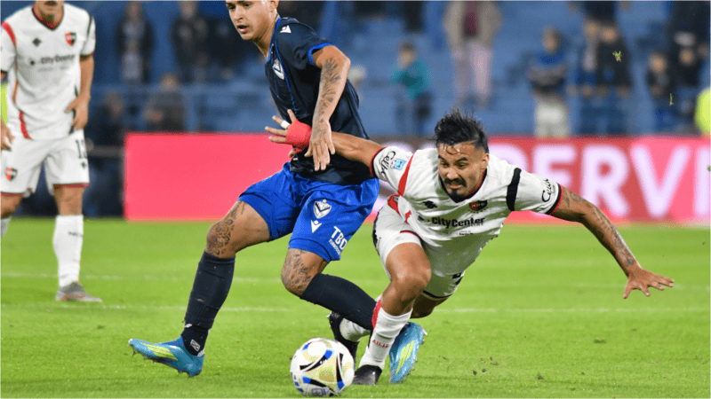 Rodrigo Herrera fue titular en el mediocampo rojinegro.